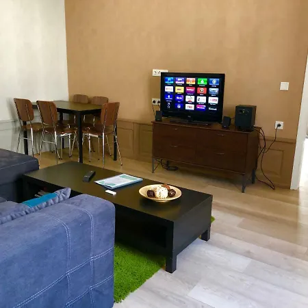 Daire Urban Apartment, In The Nightlife Area!